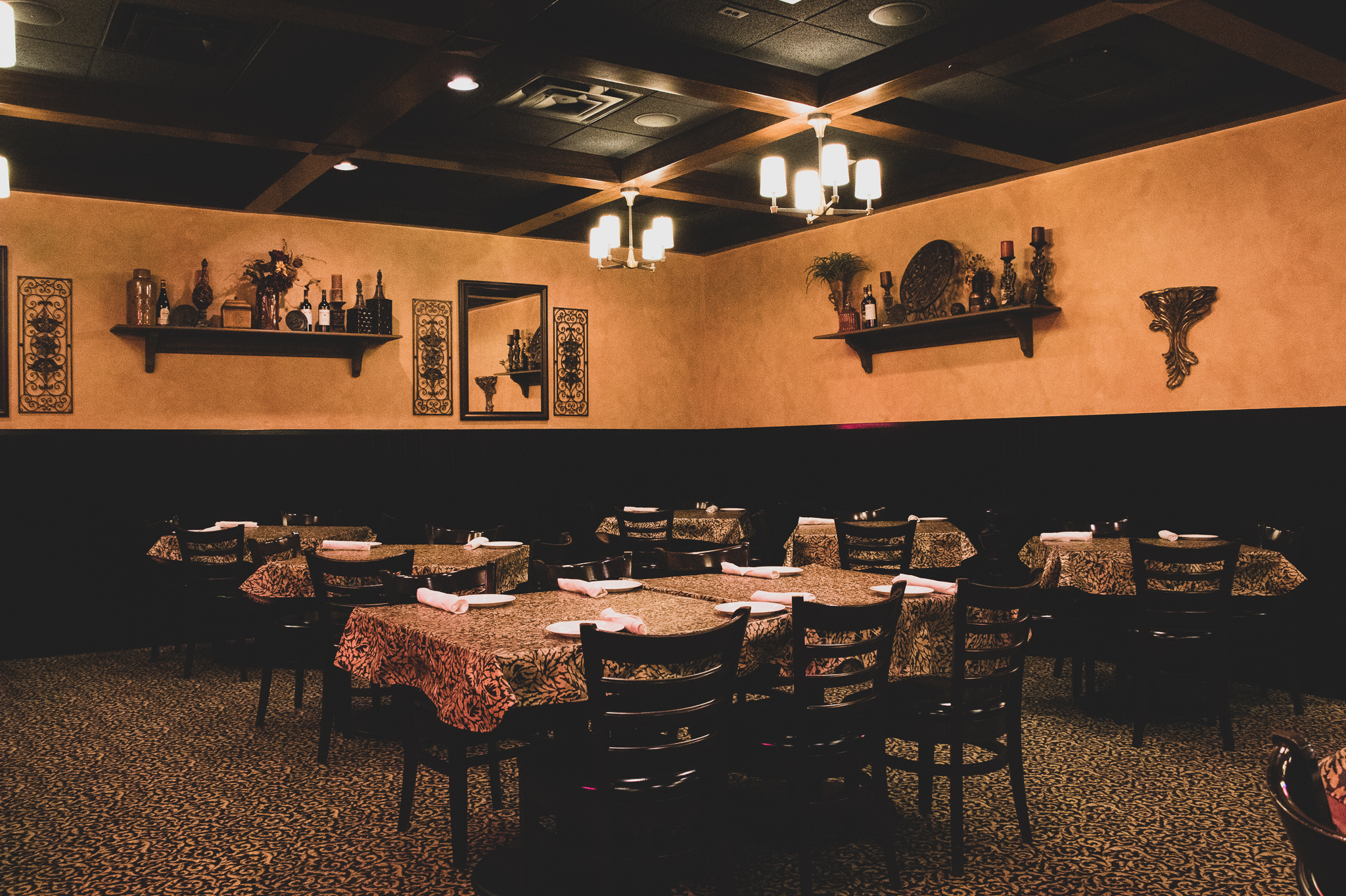 The bar and lounge at Da Francesco's