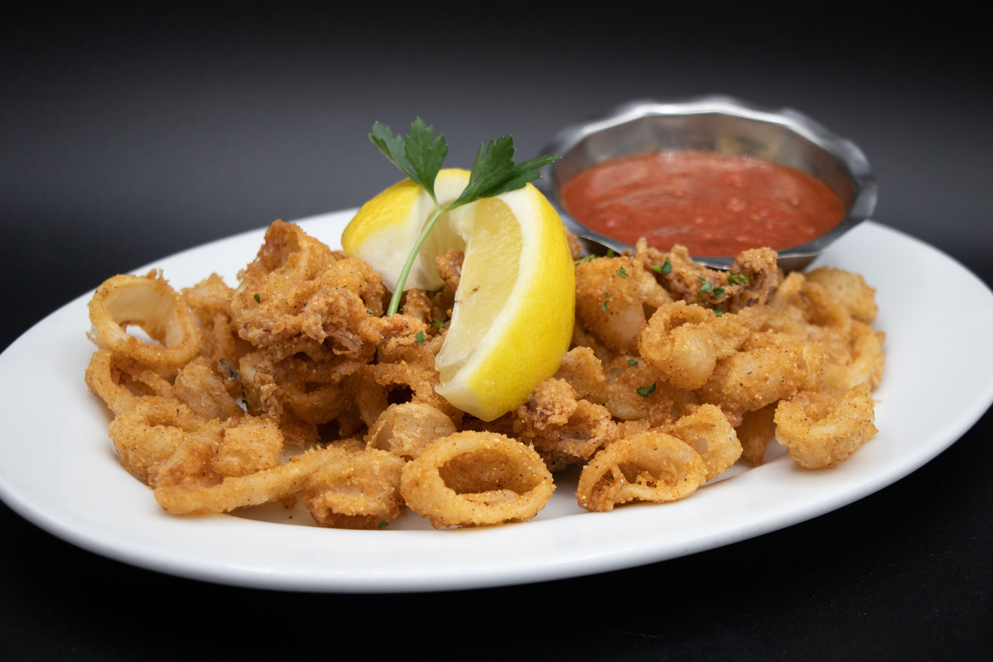 Fried calamari with lemon and marinara